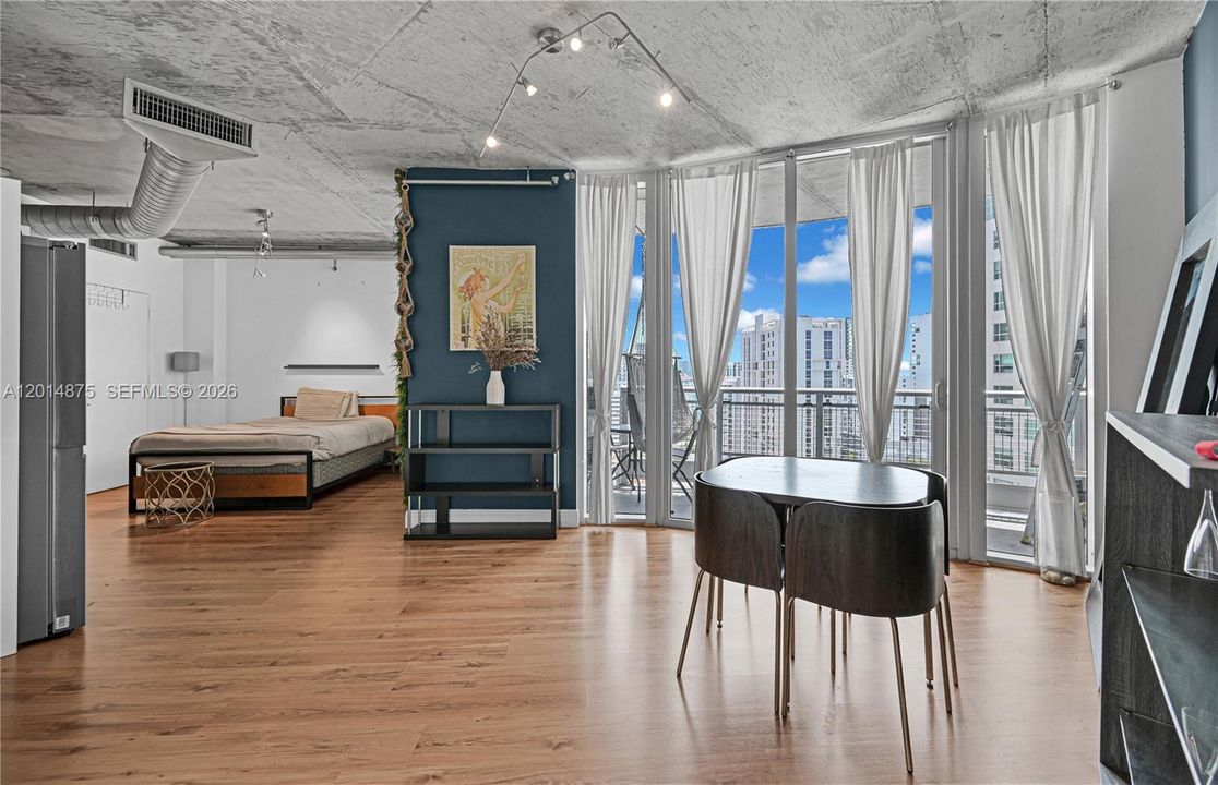 For Sale: $340,000 (1 beds, 1 baths, 602 Square Feet)