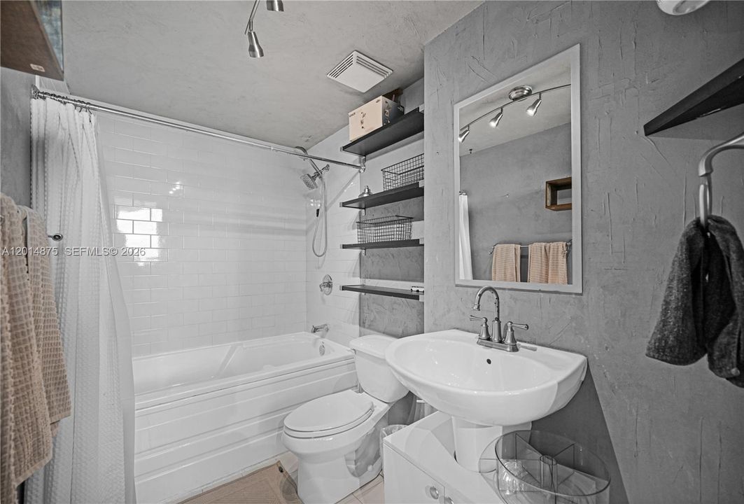 For Sale: $340,000 (1 beds, 1 baths, 602 Square Feet)