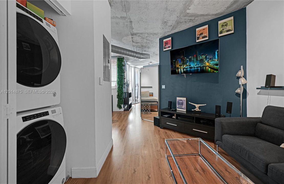 For Sale: $340,000 (1 beds, 1 baths, 602 Square Feet)