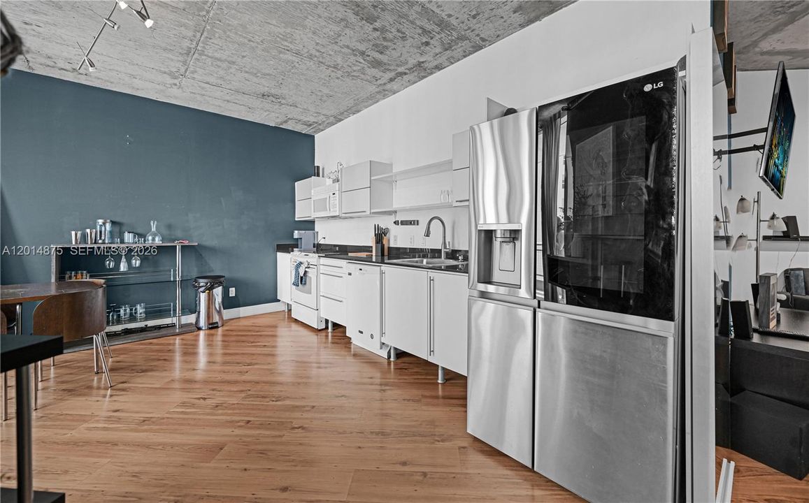 For Sale: $340,000 (1 beds, 1 baths, 602 Square Feet)