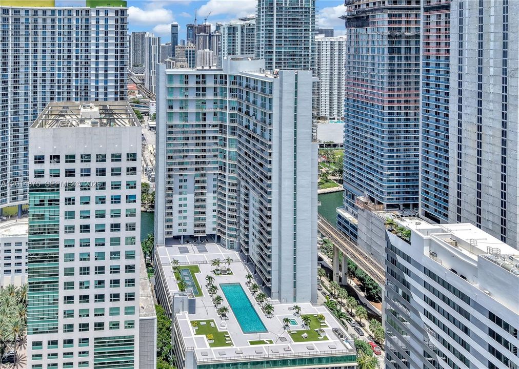 For Sale: $340,000 (1 beds, 1 baths, 602 Square Feet)
