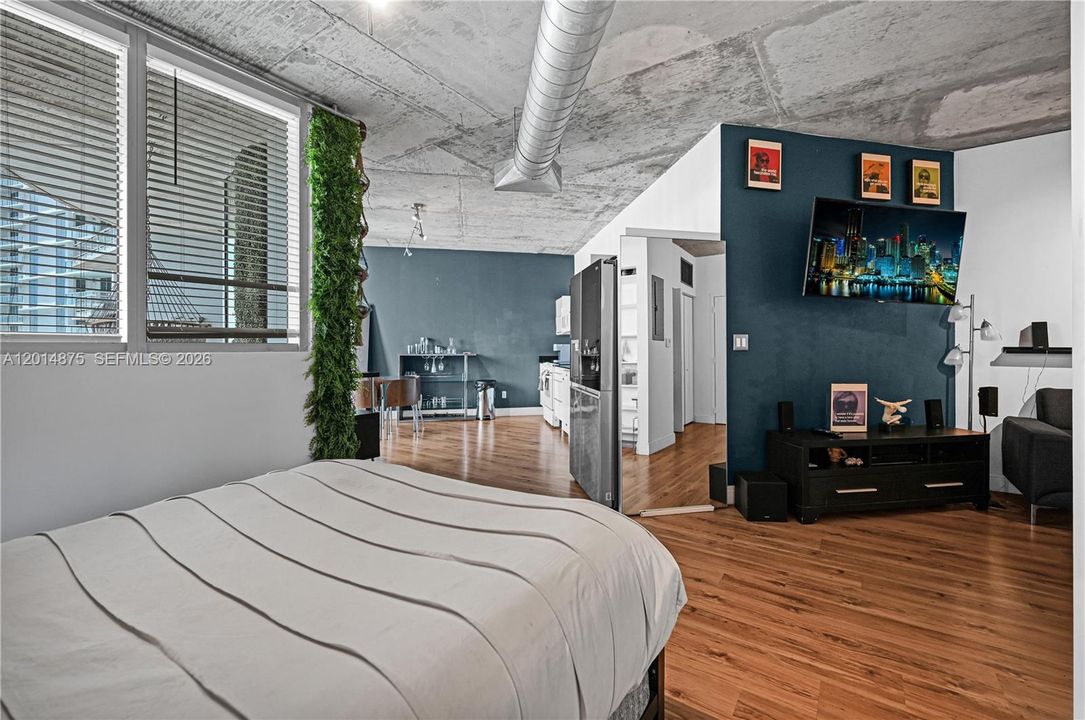 For Sale: $340,000 (1 beds, 1 baths, 602 Square Feet)