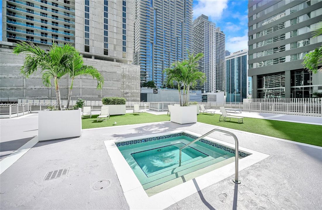 For Sale: $340,000 (1 beds, 1 baths, 602 Square Feet)