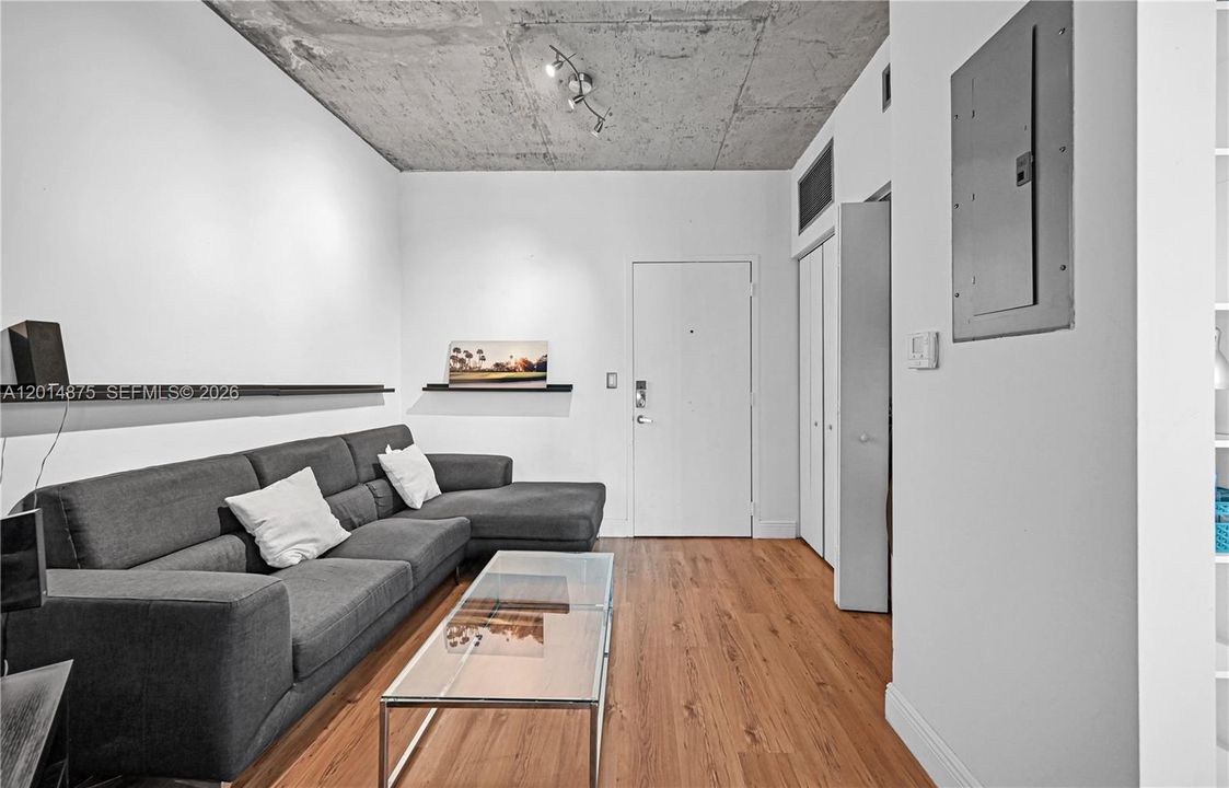 For Sale: $340,000 (1 beds, 1 baths, 602 Square Feet)