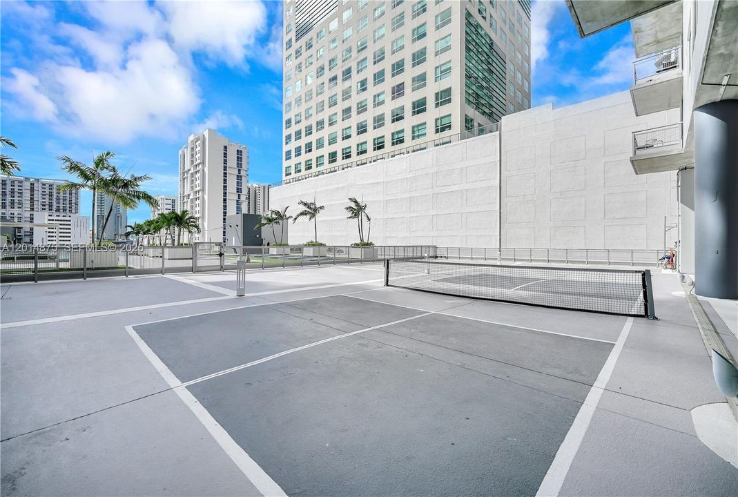 For Sale: $340,000 (1 beds, 1 baths, 602 Square Feet)