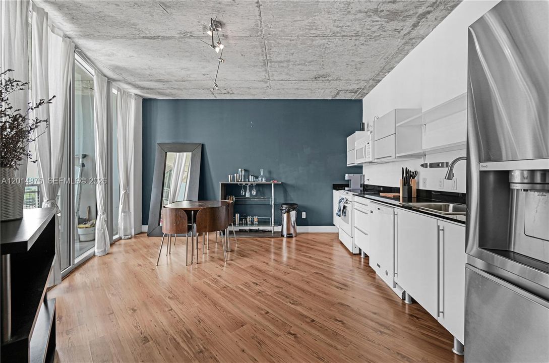 For Sale: $340,000 (1 beds, 1 baths, 602 Square Feet)