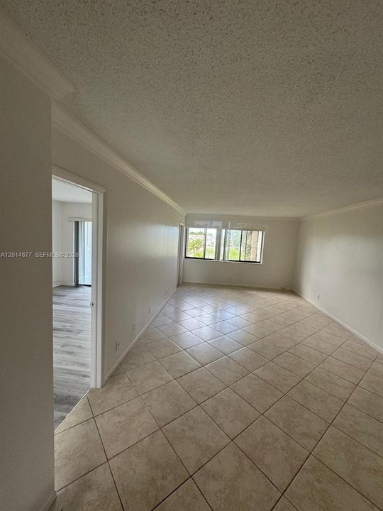 For Sale: $129,000 (1 beds, 1 baths, 761 Square Feet)