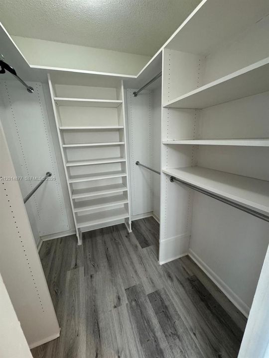 For Sale: $129,000 (1 beds, 1 baths, 761 Square Feet)
