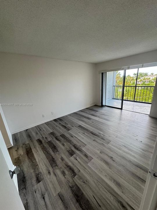 For Sale: $129,000 (1 beds, 1 baths, 761 Square Feet)