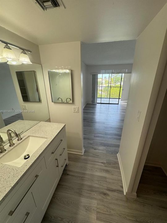 For Sale: $129,000 (1 beds, 1 baths, 761 Square Feet)