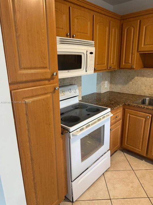 For Sale: $129,000 (1 beds, 1 baths, 761 Square Feet)