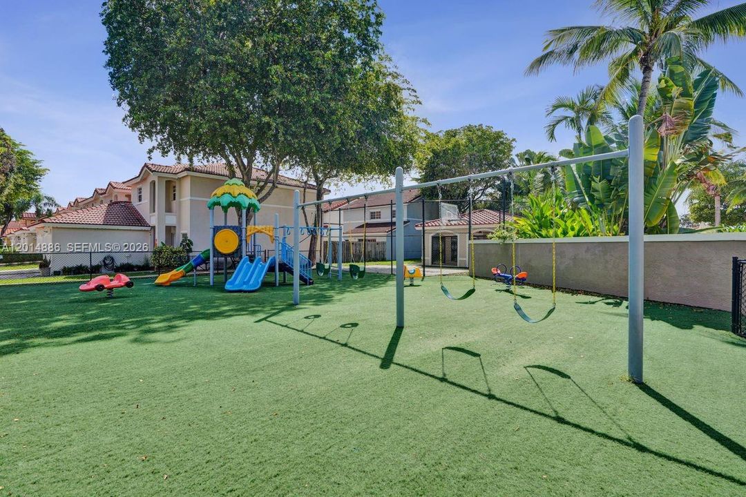 合同活跃: $645,900 (3 贝兹, 2 浴室, 2048 平方英尺)