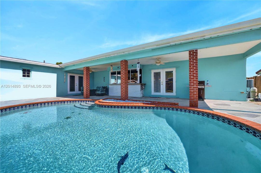 Activo con contrato: $649,000 (3 camas, 2 baños, 1847 Pies cuadrados)