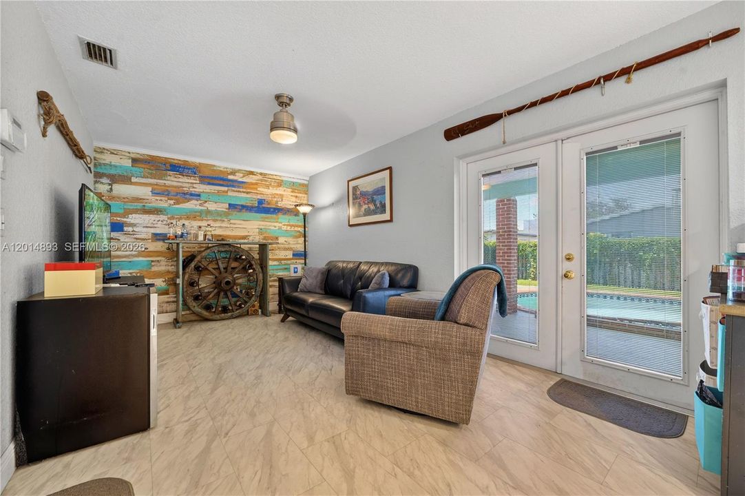 Activo con contrato: $649,000 (3 camas, 2 baños, 1847 Pies cuadrados)