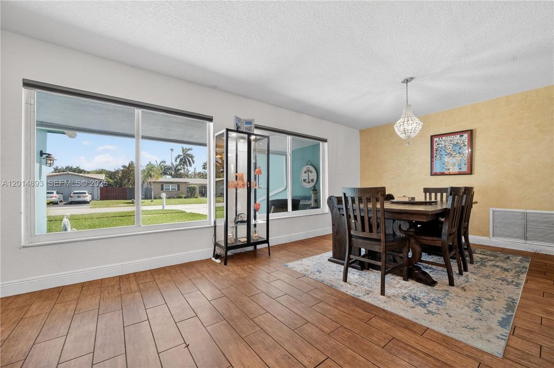 Activo con contrato: $649,000 (3 camas, 2 baños, 1847 Pies cuadrados)