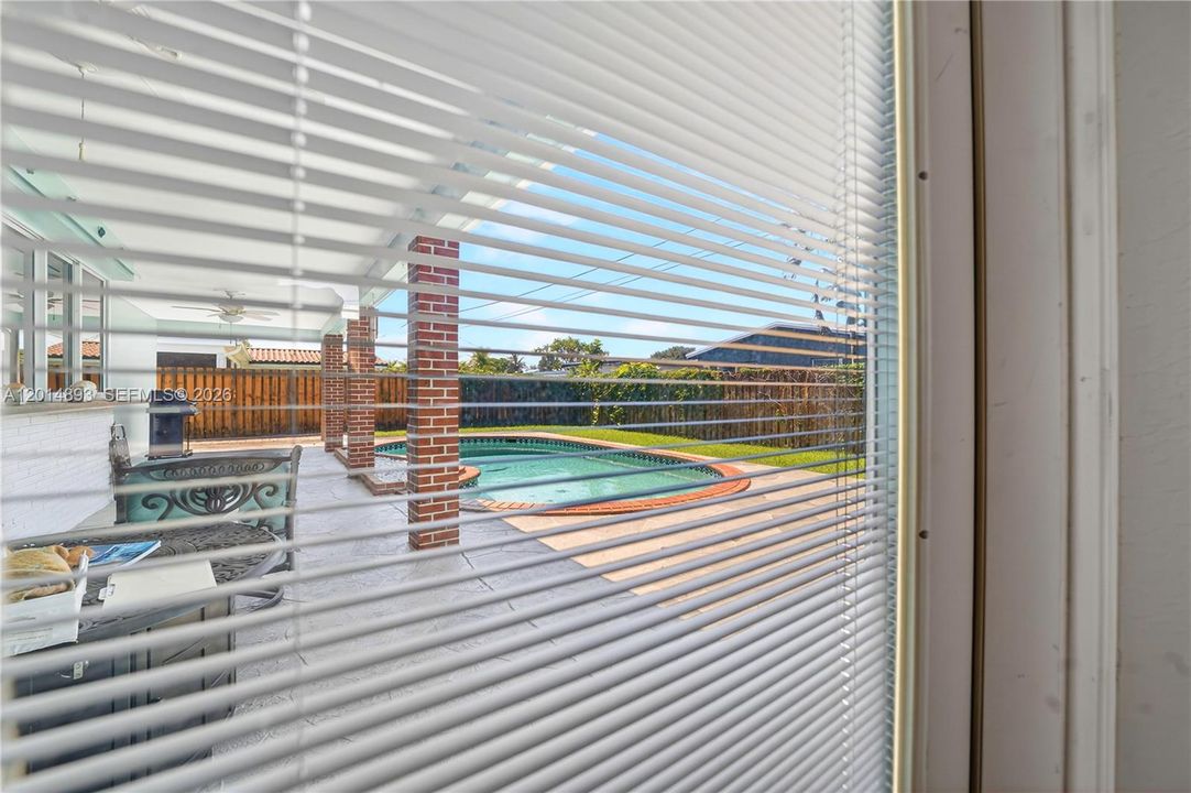 Activo con contrato: $649,000 (3 camas, 2 baños, 1847 Pies cuadrados)