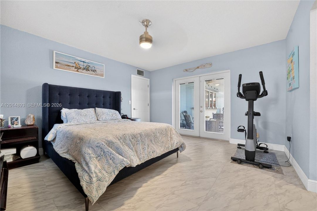 Activo con contrato: $649,000 (3 camas, 2 baños, 1847 Pies cuadrados)