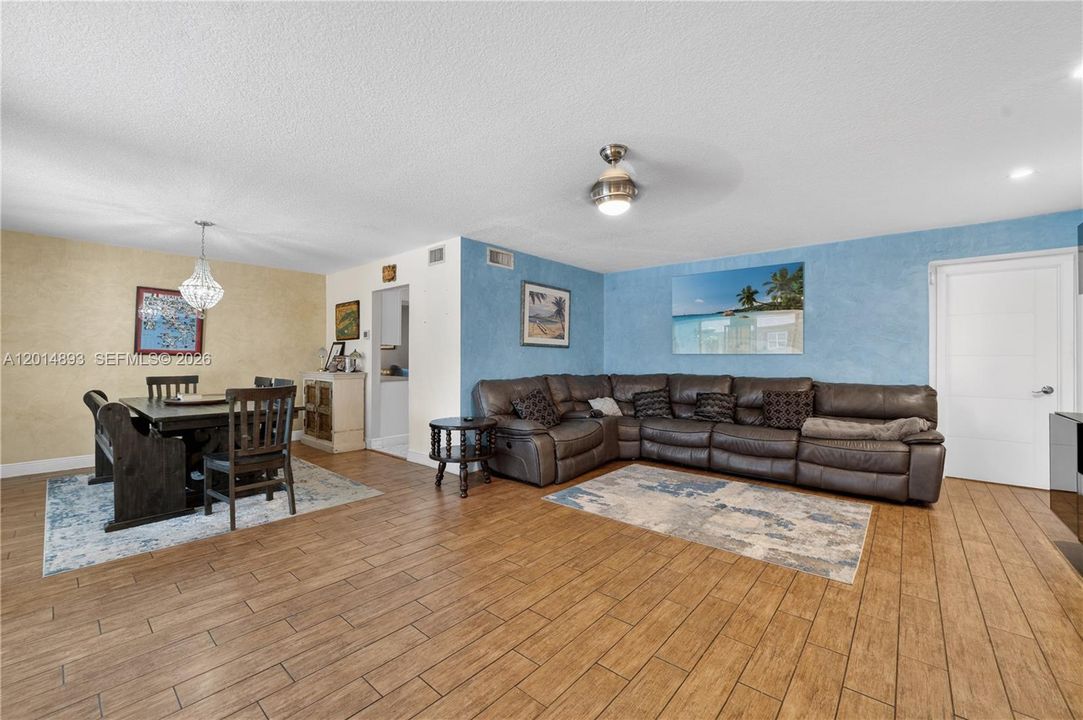 Activo con contrato: $649,000 (3 camas, 2 baños, 1847 Pies cuadrados)