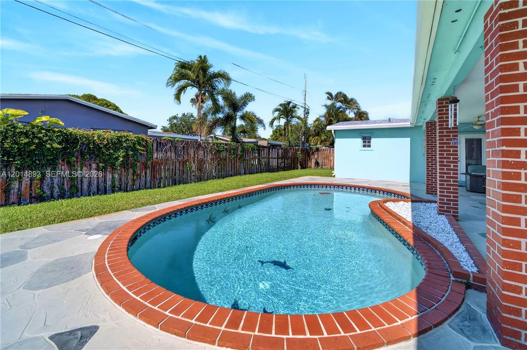 Activo con contrato: $649,000 (3 camas, 2 baños, 1847 Pies cuadrados)