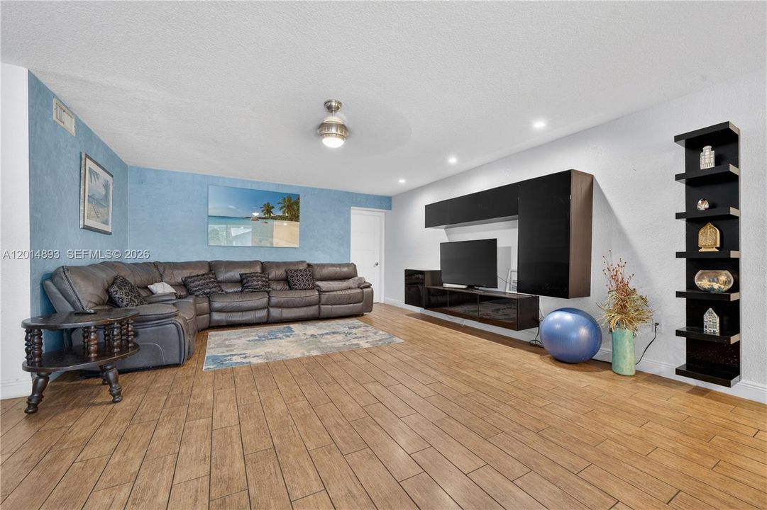 Activo con contrato: $649,000 (3 camas, 2 baños, 1847 Pies cuadrados)