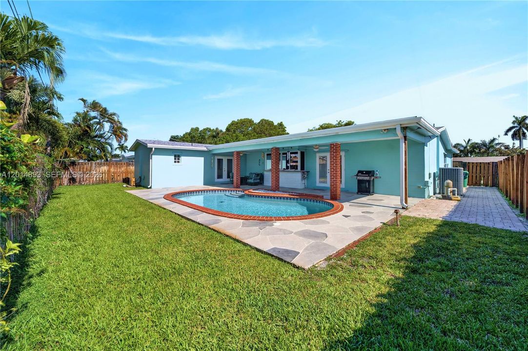 Activo con contrato: $649,000 (3 camas, 2 baños, 1847 Pies cuadrados)