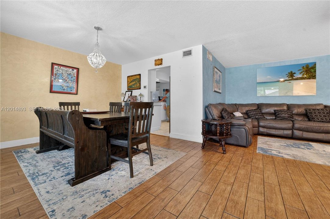 Activo con contrato: $649,000 (3 camas, 2 baños, 1847 Pies cuadrados)