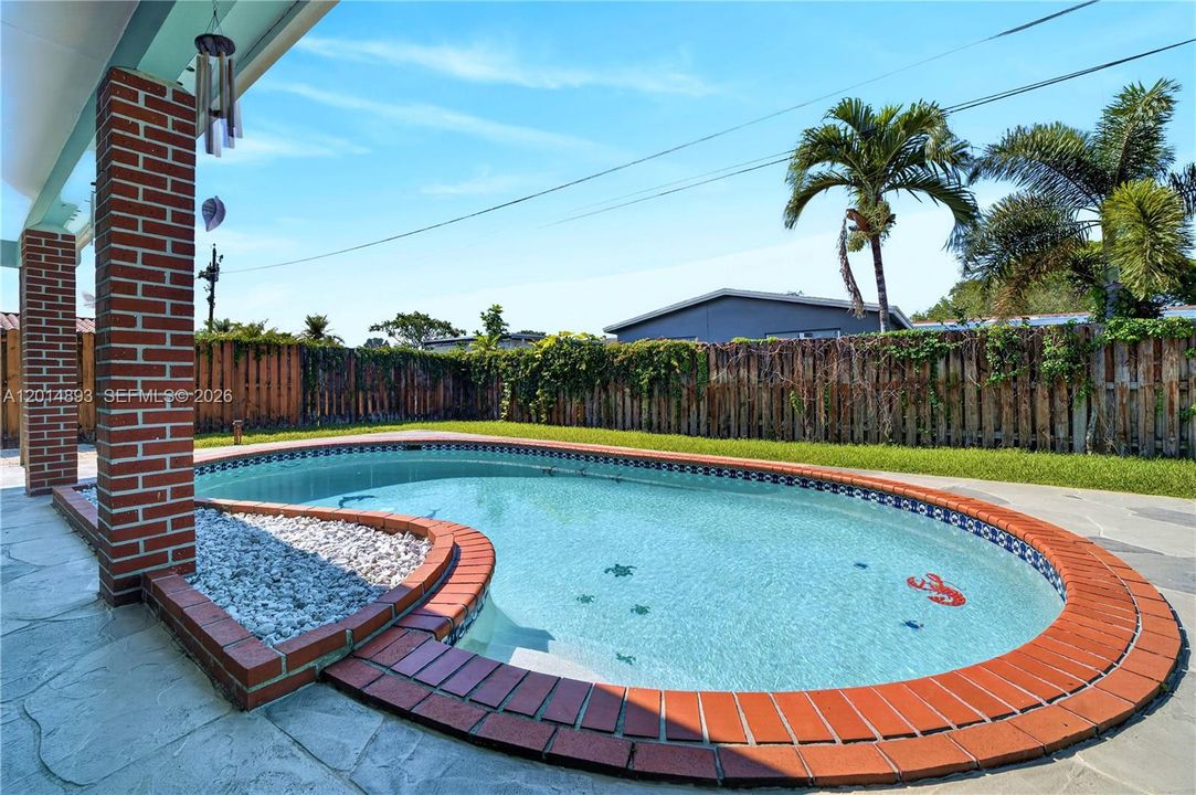 Activo con contrato: $649,000 (3 camas, 2 baños, 1847 Pies cuadrados)