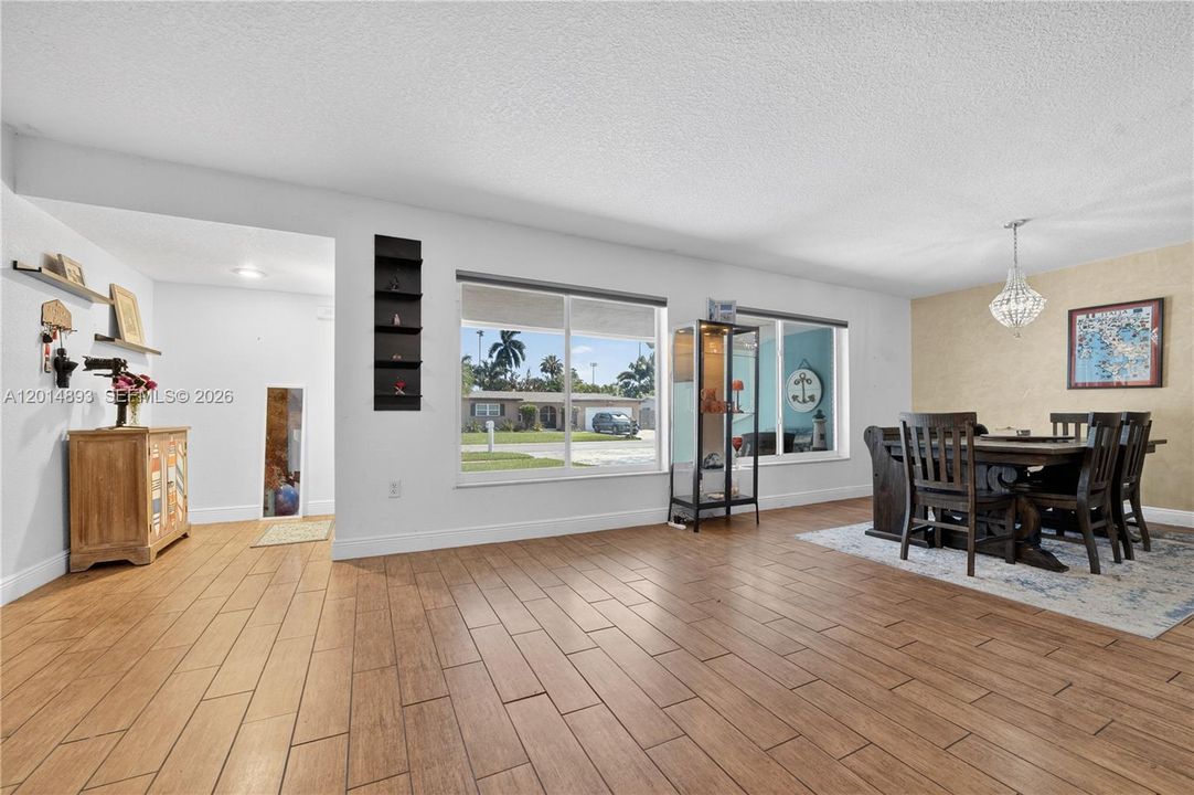 Activo con contrato: $649,000 (3 camas, 2 baños, 1847 Pies cuadrados)