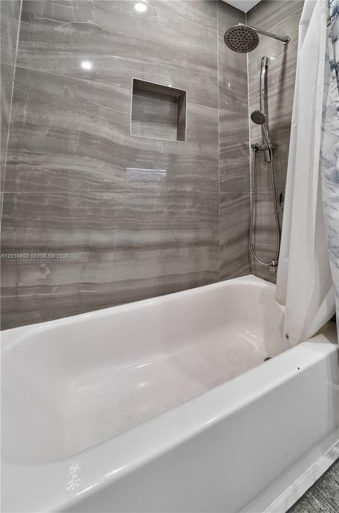 Activo con contrato: $649,000 (3 camas, 2 baños, 1847 Pies cuadrados)