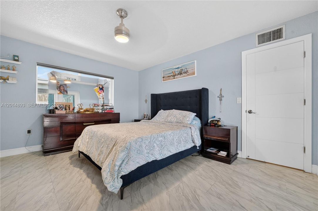 Activo con contrato: $649,000 (3 camas, 2 baños, 1847 Pies cuadrados)