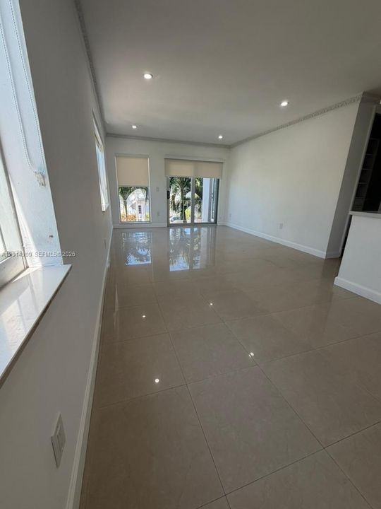 Active With Contract: $2,500 (1 beds, 1 baths, 790 Square Feet)