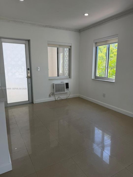 Active With Contract: $2,500 (1 beds, 1 baths, 790 Square Feet)