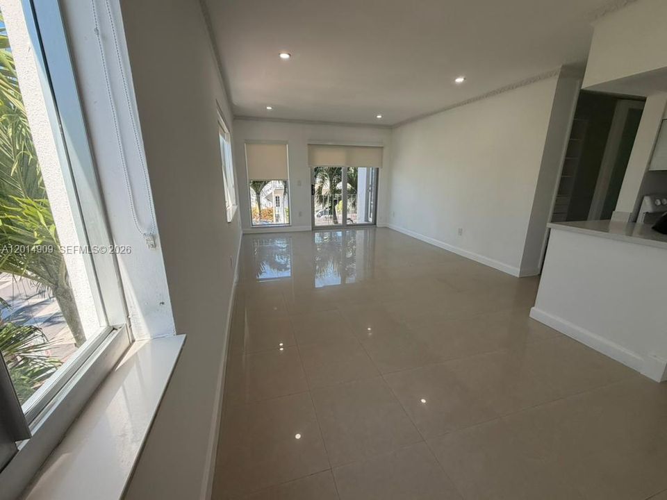 Active With Contract: $2,500 (1 beds, 1 baths, 790 Square Feet)