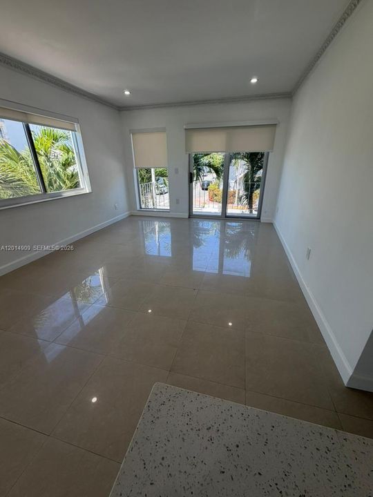 Active With Contract: $2,500 (1 beds, 1 baths, 790 Square Feet)