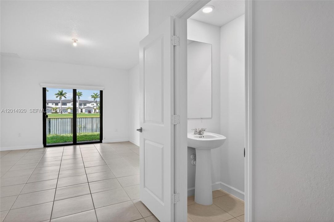 出租: $4,000 (3 贝兹, 3 浴室, 1896 平方英尺)