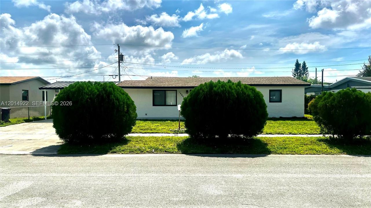 Active With Contract: $3,000 (3 beds, 2 baths, 975 Square Feet)