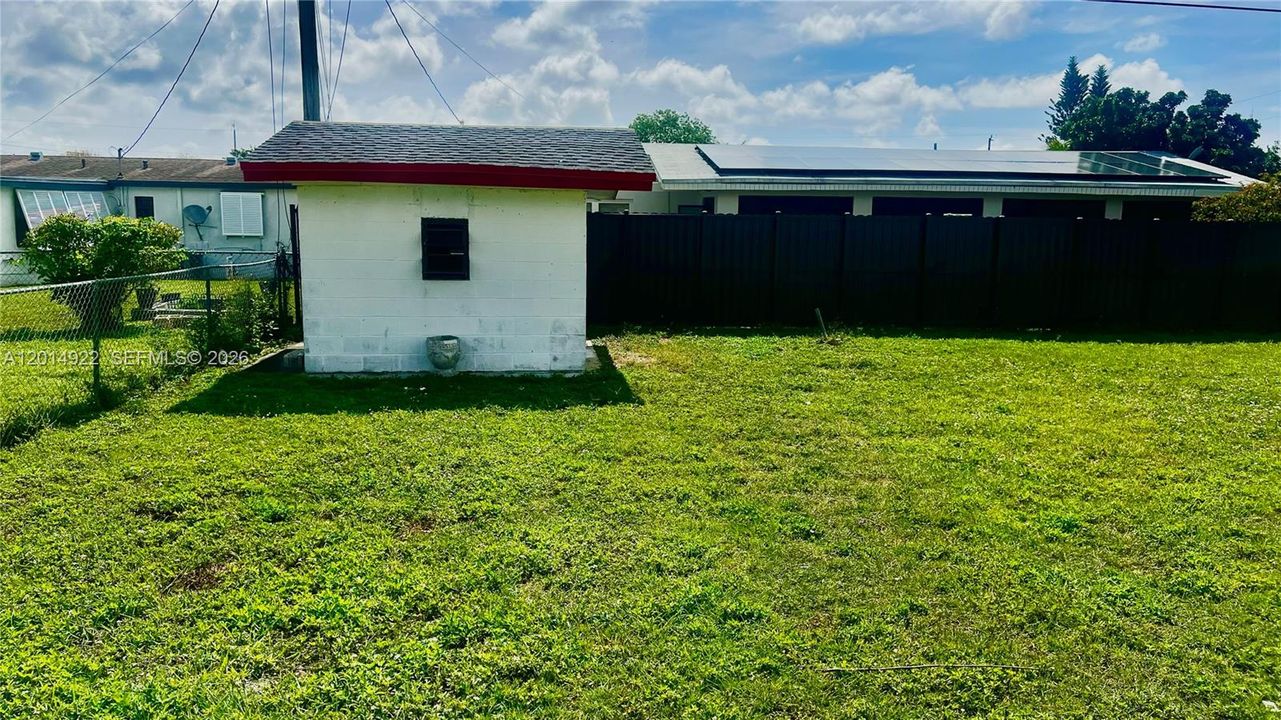 Active With Contract: $3,000 (3 beds, 2 baths, 975 Square Feet)