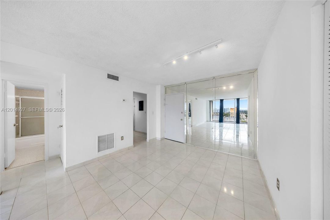 For Sale: $224,888 (1 beds, 1 baths, 940 Square Feet)
