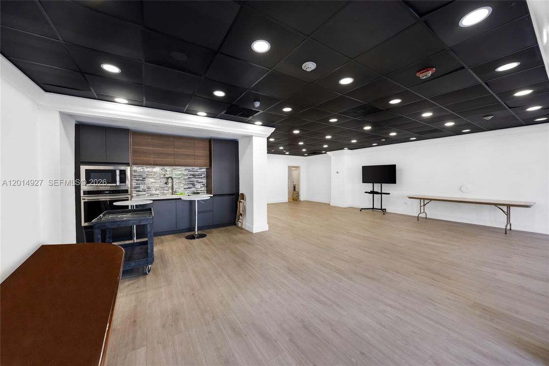 For Sale: $224,888 (1 beds, 1 baths, 940 Square Feet)