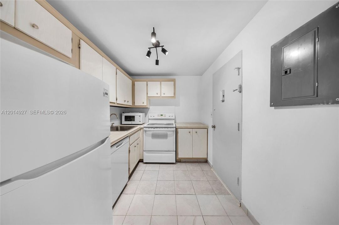 For Sale: $224,888 (1 beds, 1 baths, 940 Square Feet)