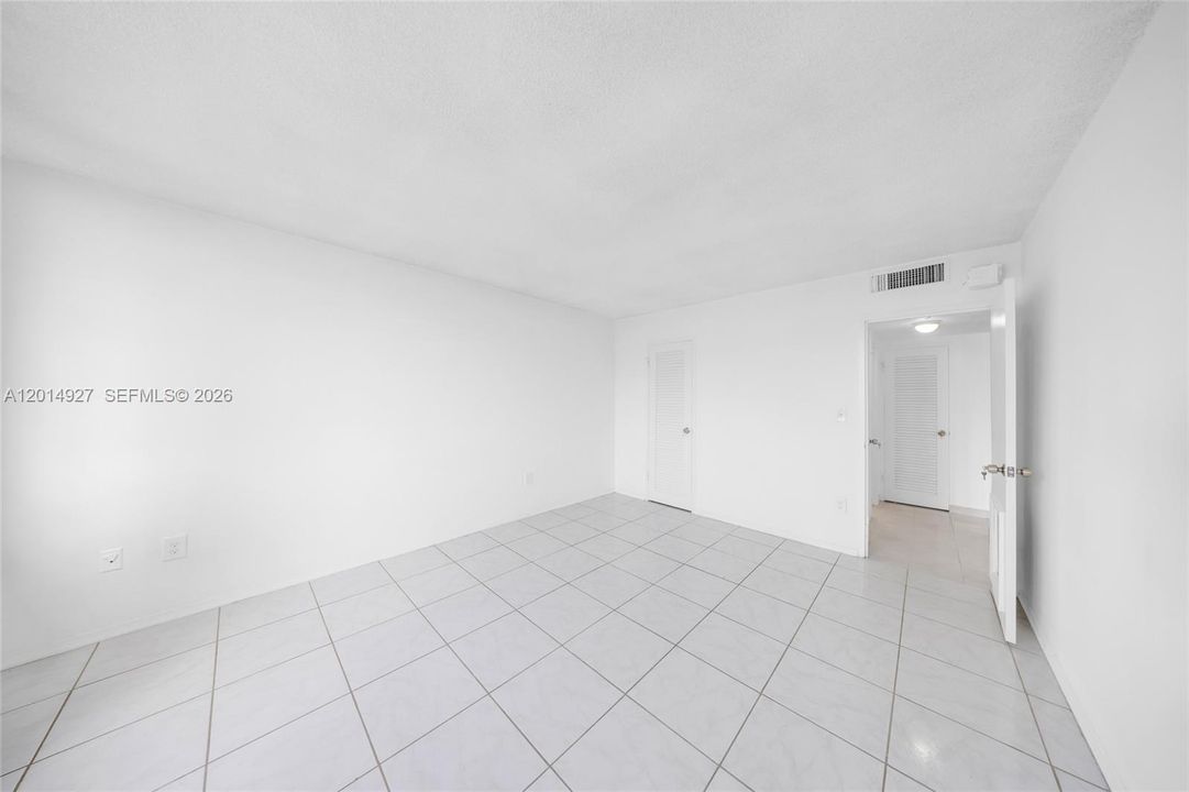 For Sale: $224,888 (1 beds, 1 baths, 940 Square Feet)