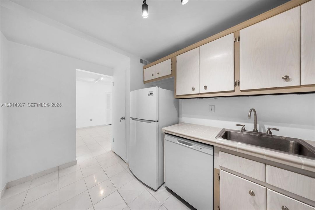For Sale: $224,888 (1 beds, 1 baths, 940 Square Feet)