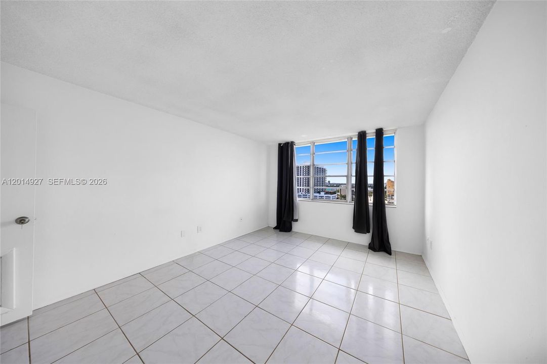 For Sale: $224,888 (1 beds, 1 baths, 940 Square Feet)