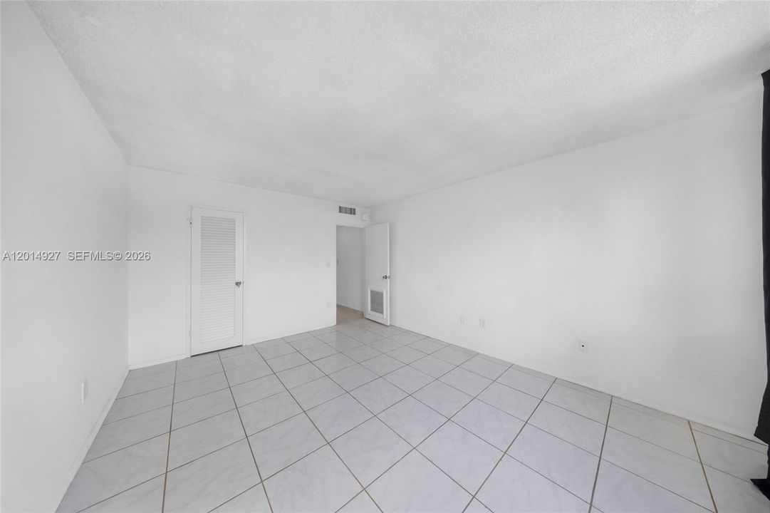 For Sale: $224,888 (1 beds, 1 baths, 940 Square Feet)