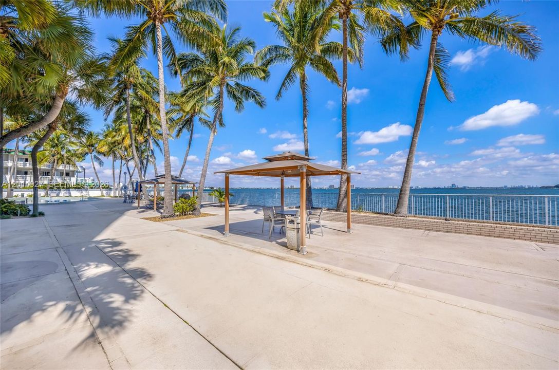 For Sale: $224,888 (1 beds, 1 baths, 940 Square Feet)