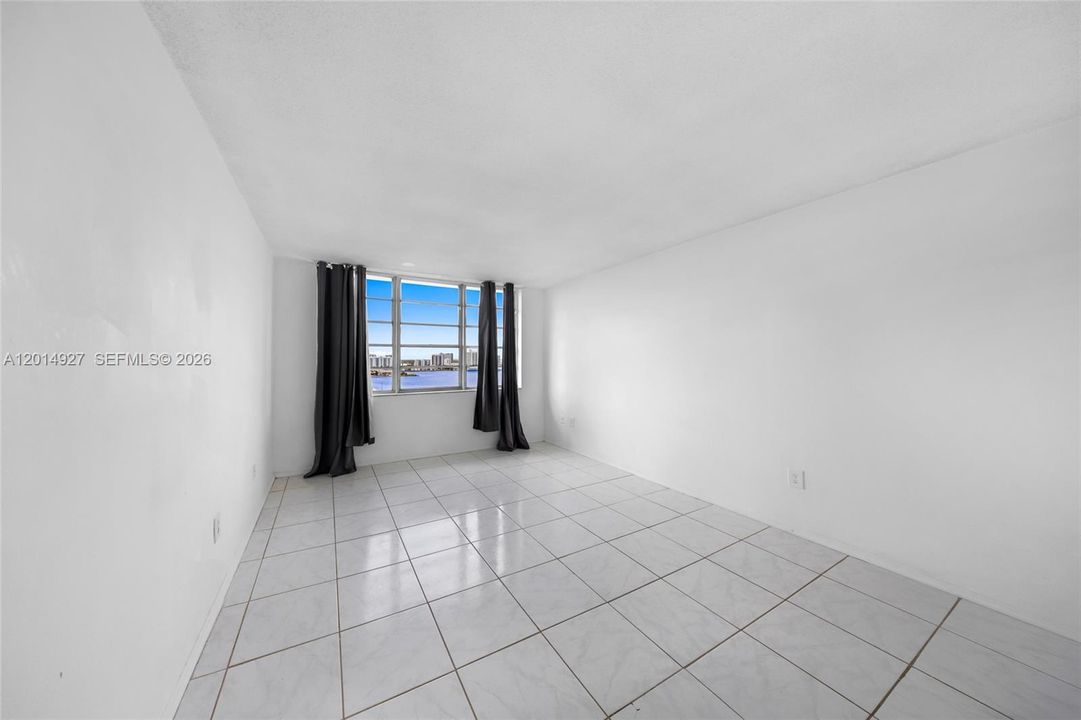 For Sale: $224,888 (1 beds, 1 baths, 940 Square Feet)