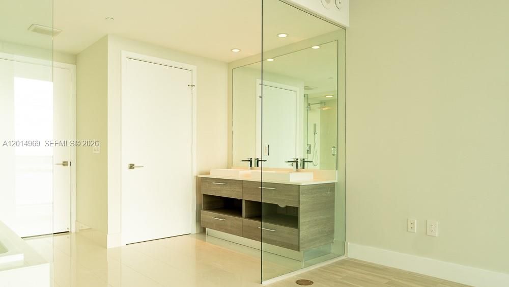 Active With Contract: $5,800 (2 beds, 3 baths, 1175 Square Feet)