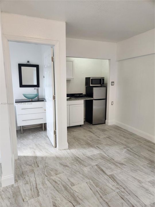 For Rent: $1,200 (0 beds, 1 baths, 1373 Square Feet)