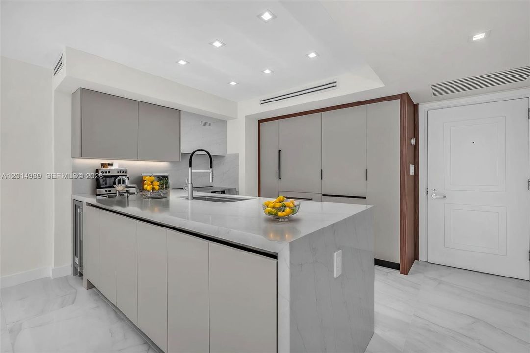 For Sale: $1,199,000 (2 beds, 2 baths, 927 Square Feet)