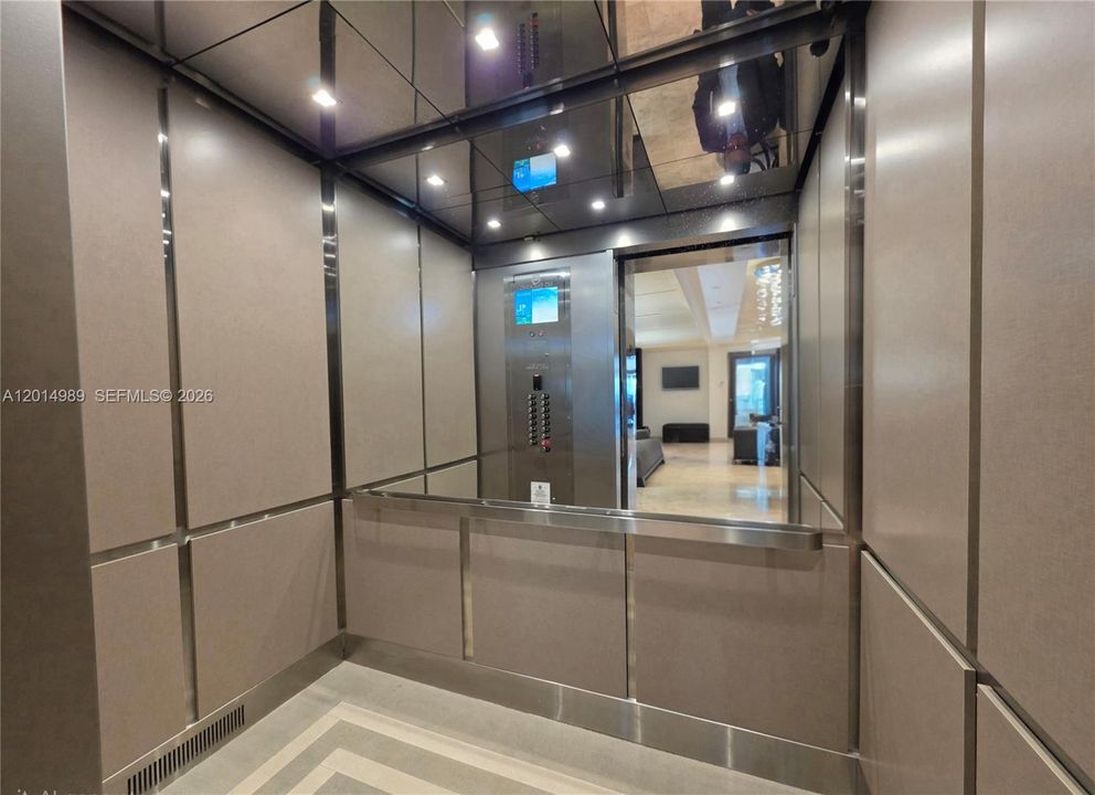 For Sale: $1,199,000 (2 beds, 2 baths, 927 Square Feet)